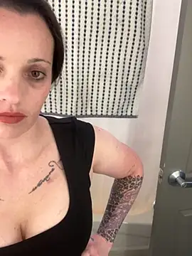 Snapshot of VisibleGiver chatting on 10/15/25, 04:12 VisibleGiver online show from 10/15/25, 04:12