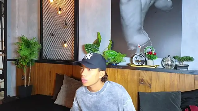 Snapshot of AlanCutee chatting on 05/10/26, 01:05 AlanCutee online show from 05/10/26, 01:05