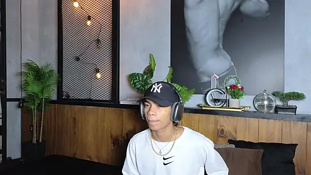 Snapshot of AlanCutee chatting on 05/13/26, 01:30 AlanCutee online show from 05/13/26, 01:30