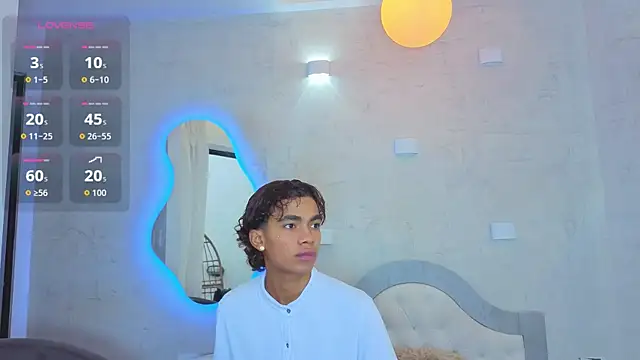 Snapshot of AlanCutee chatting on 05/19/26, 12:44 AlanCutee online show from 05/19/26, 12:44