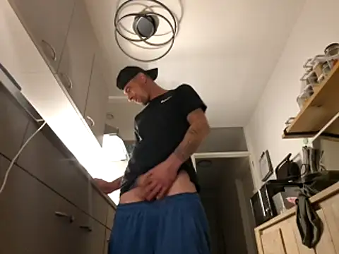 Snapshot of kompiee chatting on 11/21/25, 12:43 kompiee online show from 11/21/25, 12:43