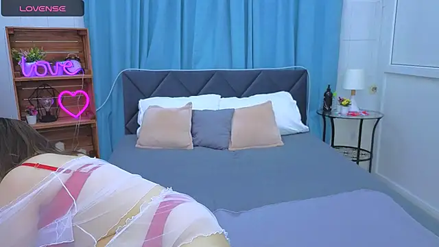 Snapshot of Laura_Ellinss chatting on 10/07/25, 07:05 Laura Ellinss online show from 10/07/25, 07:05