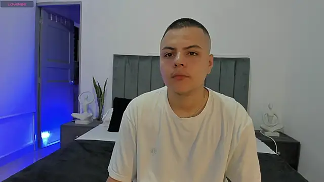 Snapshot of NoahLux chatting on 10/17/25, 06:32 NoahLux online show from 10/17/25, 06:32