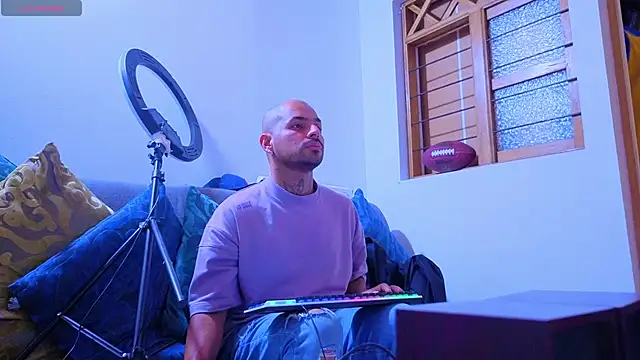 Snapshot of tomas_smith1 chatting on 10/22/25, 12:22 tomas smith1 online show from 10/22/25, 12:22