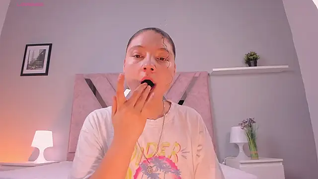 Snapshot of victoria_becker_ chatting on 02/08/26, 11:57 victoria becker online show from 02/08/26, 11:57