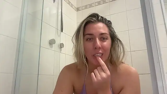 Snapshot of louiseberkeley chatting on 12/17/25, 01:55 louiseberkeley online show from 12/17/25, 01:55