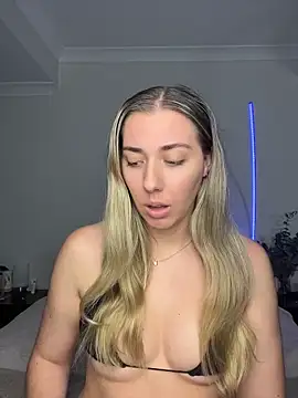 Snapshot of louiseberkeley chatting on 05/19/26, 07:04 louiseberkeley online show from 05/19/26, 07:04