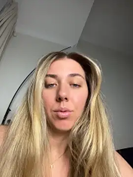 Snapshot of louiseberkeley chatting on 05/30/26, 11:29 louiseberkeley online show from 05/30/26, 11:29