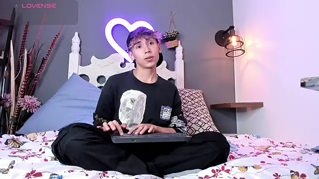 Twinkie Hung online show from 09/08/25, 02:16