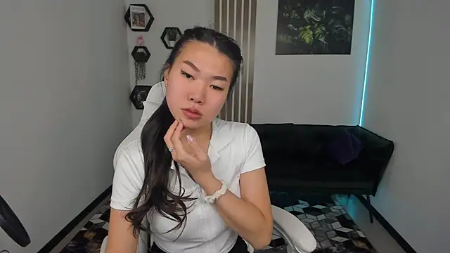 Snapshot of LunaPurrr chatting on 10/18/25, 02:36 LunaPurrr online show from 10/18/25, 02:36