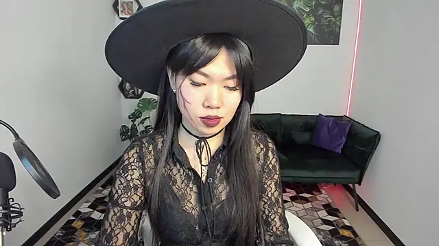 Snapshot of LunaPurrr chatting on 10/28/25, 01:09 LunaPurrr online show from 10/28/25, 01:09