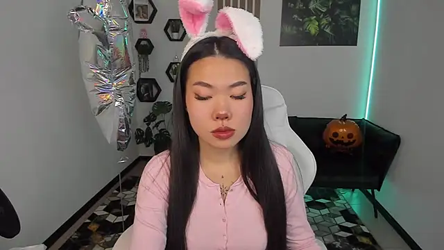 Snapshot of LunaPurrr chatting on 10/28/25, 11:40 LunaPurrr online show from 10/28/25, 11:40