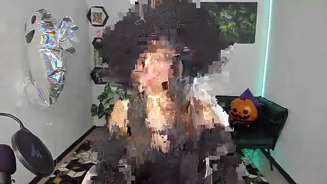 Snapshot of LunaPurrr chatting on 10/30/25, 02:02 LunaPurrr online show from 10/30/25, 02:02