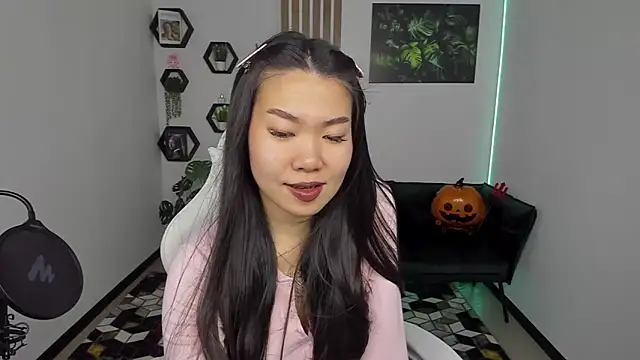 Snapshot of LunaPurrr chatting on 11/10/25, 01:15 LunaPurrr online show from 11/10/25, 01:15