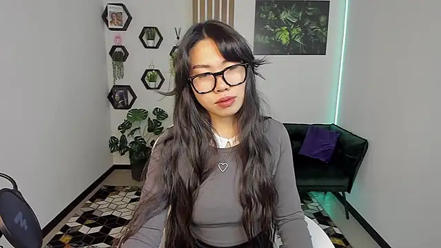 Snapshot of LunaPurrr chatting on 11/13/25, 01:04 LunaPurrr online show from 11/13/25, 01:04