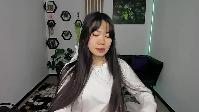 Snapshot of LunaPurrr chatting on 11/15/25, 01:14 LunaPurrr online show from 11/15/25, 01:14