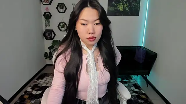 Snapshot of LunaPurrr chatting on 11/18/25, 01:11 LunaPurrr online show from 11/18/25, 01:11