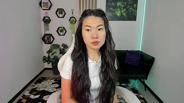 Snapshot of LunaPurrr chatting on 11/21/25, 01:04 LunaPurrr online show from 11/21/25, 01:04