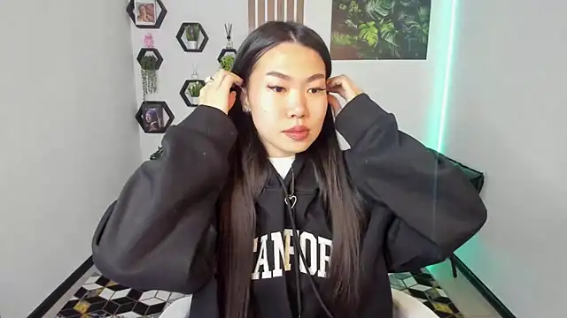 Snapshot of LunaPurrr chatting on 11/26/25, 01:17 LunaPurrr online show from 11/26/25, 01:17