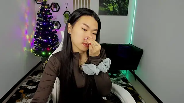 Snapshot of LunaPurrr chatting on 12/15/25, 12:15 LunaPurrr online show from 12/15/25, 12:15