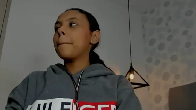 sophiasweet  1 online show from 12/15/25, 01:59