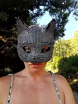 Snapshot of HotWife_VR chatting on 06/18/26, 06:02 HotWife VR online show from 06/18/26, 06:02