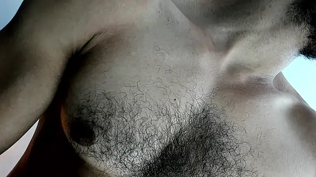 Snapshot of latinhotmuscle chatting on 11/03/25, 08:04 latinhotmuscle online show from 11/03/25, 08:04