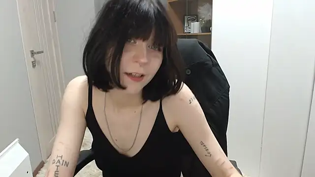 TinaQuiin online show from 10/10/25, 08:02