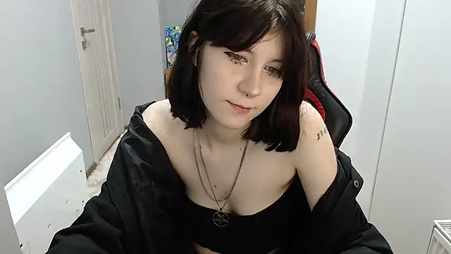 TinaQuiin online show from 11/18/25, 08:41