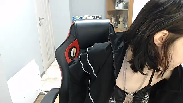 TinaQuiin online show from 11/24/25, 08:58