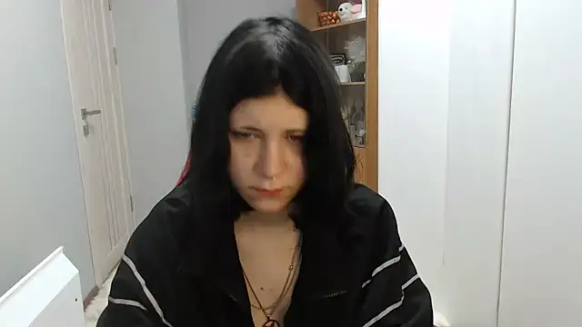 TinaQuiin online show from 11/28/25, 08:50