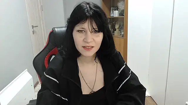 TinaQuiin online show from 11/29/25, 08:50