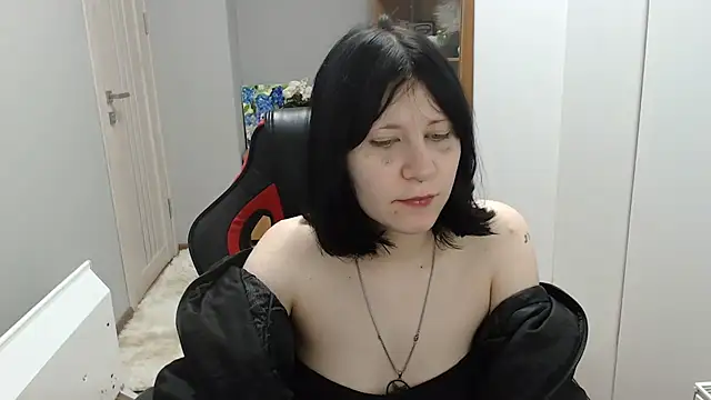 TinaQuiin online show from 12/03/25, 08:56