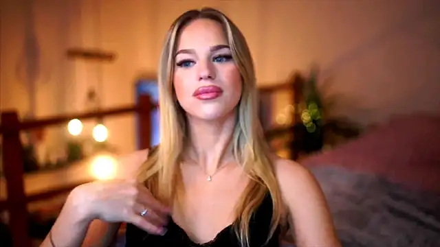 Snapshot of Emilyvanroessel chatting on 11/06/25, 05:14 Emilyvanroessel online show from 11/06/25, 05:14