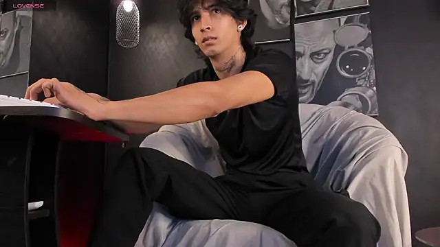 Snapshot of jett_savage chatting on 12/03/25, 02:15 jett savage online show from 12/03/25, 02:15