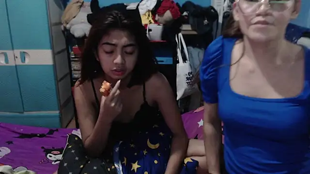 Snapshot of PrettyMae20 chatting on 03/19/26, 06:28 PrettyMae20 online show from 03/19/26, 06:28