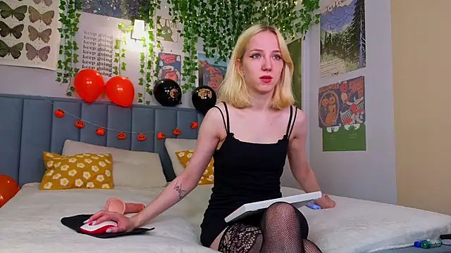 Snapshot of EmmaNovak chatting on 10/22/25, 12:27 EmmaNovak online show from 10/22/25, 12:27