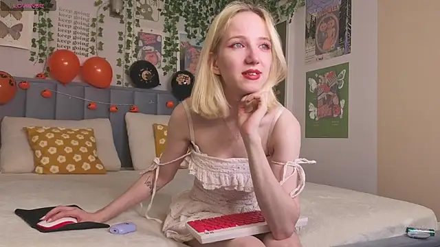 Snapshot of EmmaNovak chatting on 10/26/25, 12:55 EmmaNovak online show from 10/26/25, 12:55