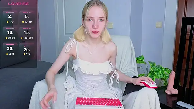 Snapshot of EmmaNovak chatting on 11/15/25, 12:23 EmmaNovak online show from 11/15/25, 12:23