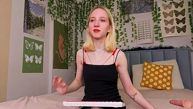 Snapshot of EmmaNovak chatting on 12/16/25, 11:48 EmmaNovak online show from 12/16/25, 11:48