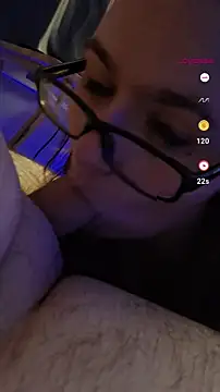 Snapshot of queenpeaches121 chatting on 04/01/26, 11:24 queenpeaches121 online show from 04/01/26, 11:24