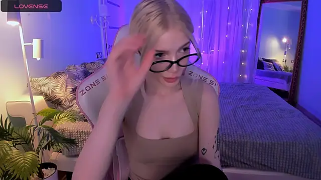 Snapshot of AnyaTaylor_ chatting on 04/19/26, 02:44 AnyaTaylor online show from 04/19/26, 02:44
