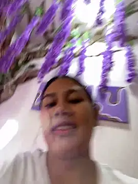 Snapshot of burbuja02 chatting on 12/19/25, 02:24 burbuja02 online show from 12/19/25, 02:24