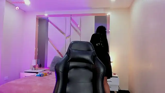 Snapshot of EmmaStonns chatting on 09/19/25, 02:18 EmmaStonns online show from 09/19/25, 02:18