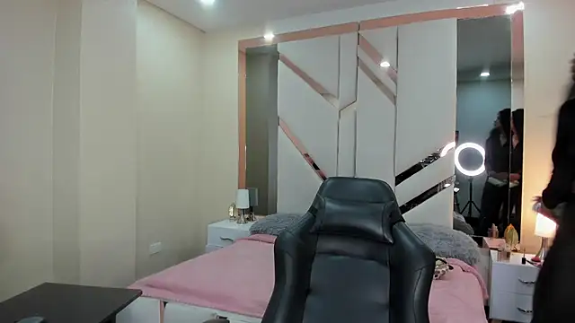 Snapshot of EmmaStonns chatting on 10/16/25, 02:18 EmmaStonns online show from 10/16/25, 02:18