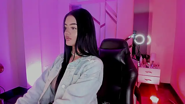 Snapshot of EmmaStonns chatting on 10/21/25, 01:45 EmmaStonns online show from 10/21/25, 01:45