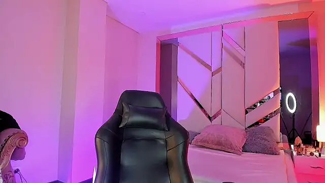 Snapshot of EmmaStonns chatting on 11/27/25, 11:12 EmmaStonns online show from 11/27/25, 11:12