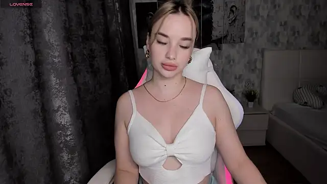 Snapshot of KiraKrox chatting on 10/18/25, 07:25 KiraKrox online show from 10/18/25, 07:25