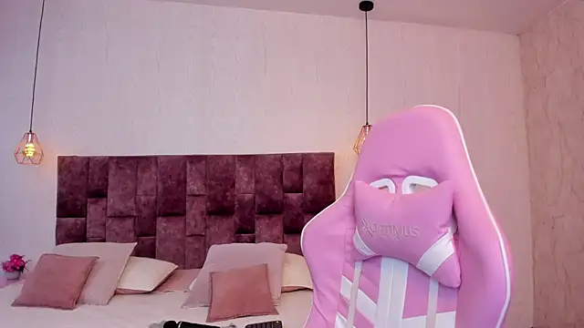 BellaClarck online show from 09/17/25, 08:32