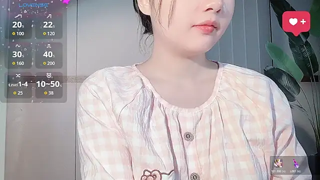 Snapshot of LINNIE05 chatting on 11/29/25, 08:39 LINNIE05 online show from 11/29/25, 08:39